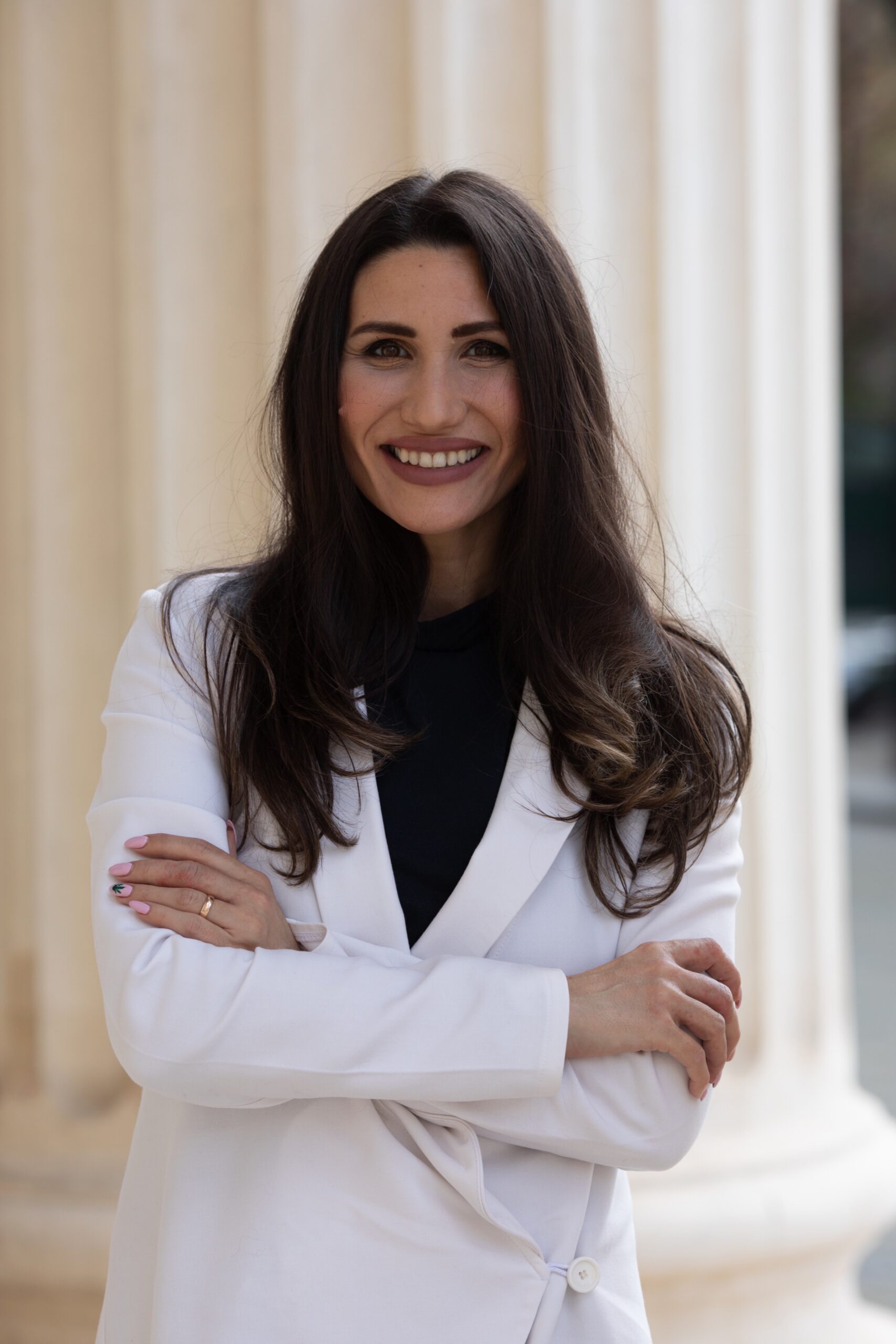 Alexandra Ana Bivolu-Cârstea, președinte Asociația Victoria Mea, portret profesional în blazer alb, lider în educația despre canabis medicinal în România